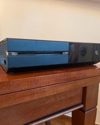 XBOX ONE completa di cavi, due controller e giochi