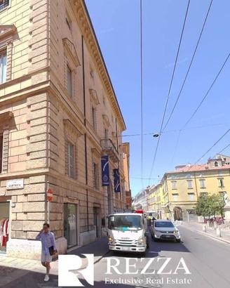 Immobile di 130 m² con 5 locali a Modena