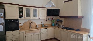 Cucina legno e marmo pregiato 