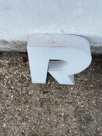 Lettera r ex insegna fronte in plex bianco