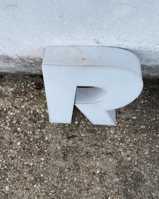 Lettera r ex insegna fronte in plex bianco