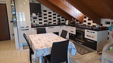 Cucina in doppio colore compresa di elettrodomesti