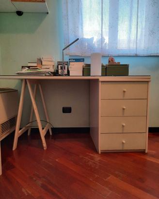 Scrivania moderna con piano in vetro e cassettiera