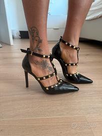 Tacchi a punta vernice con botchie oro