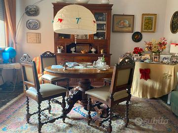 Tappeto, tavolo con sedie e credenza