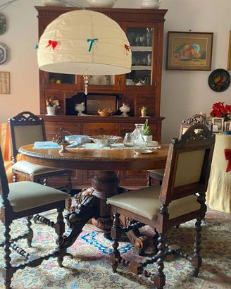 Tappeto, tavolo con sedie e credenza