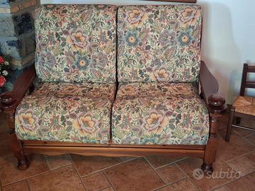 Divani e poltrona in legno in condizioni ottime