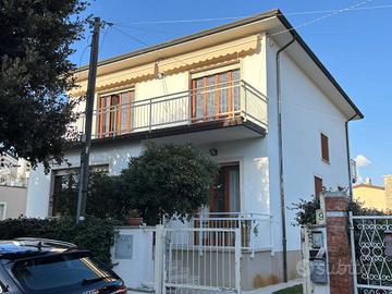 Villa di 300 m² con più di 5 locali e box auto a C