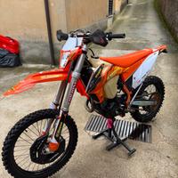Ktm exc f 250 2022 valuto con moto stradali.