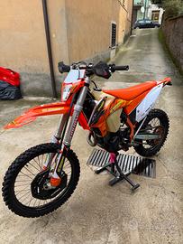 Ktm exc f 250 2022 valuto con moto stradali.