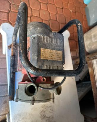 Motorino tira acqua