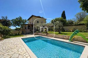 Villa di 200 m² con più di 5 locali a Monte Compat