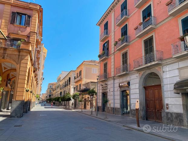 Ampio e prestigioso locale sul corso umberto i