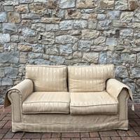 N.2 divani 2 e 3 posti in tessuto damascato beige