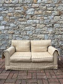 N.2 divani 2 e 3 posti in tessuto damascato beige