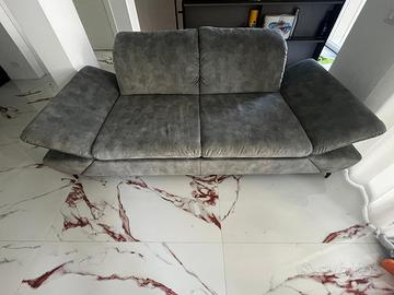 Divano letto grigio 3 posti e pouff
