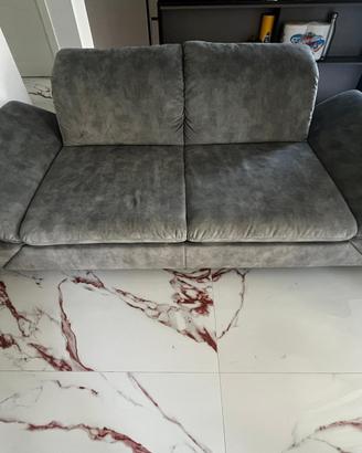 Divano letto grigio 3 posti e pouff