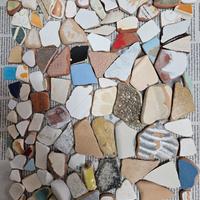 Piastrelle e ceramiche levigati dal mare 