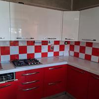 cucina rossa e bianca