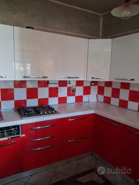 cucina rossa e bianca