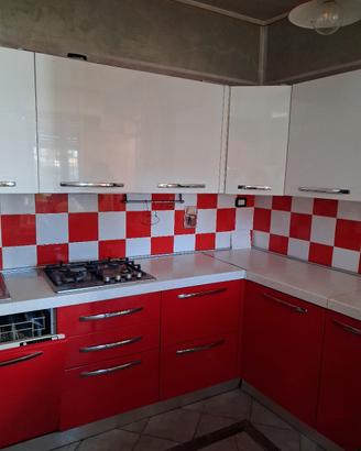 cucina rossa e bianca