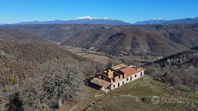 Rustico / Casale di 415 m² con più di 5 locali a R