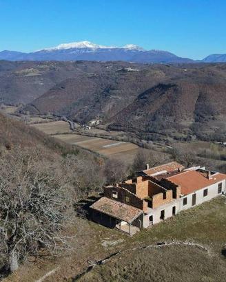 Rustico / Casale di 415 m² con più di 5 locali a R