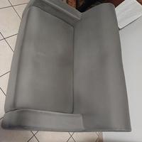divano grigio 2 posti