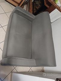 divano grigio 2 posti