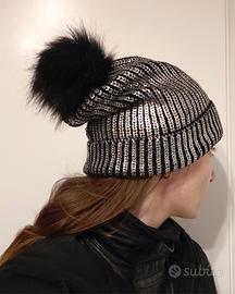 Cappello con pon pon