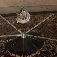 Tavolo da pranzo, sedie e tavolino da divano