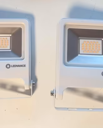 fari a led per esterno con sensore e non