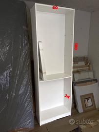 Svuoto garage. Mobili/scaffali