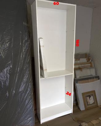 Svuoto garage. Mobili/scaffali