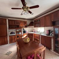 Cucina in legno ciliegio in finta muratura