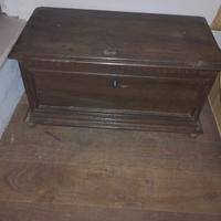 Antica cassapanca in legno massello