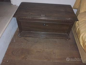 Antica cassapanca in legno massello