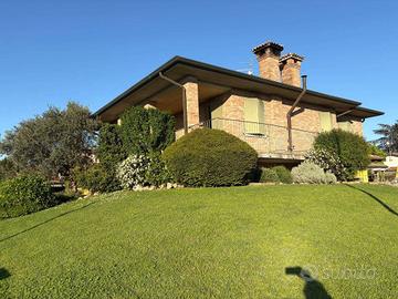 Villa di 230 m² con più di 5 locali e box auto dop