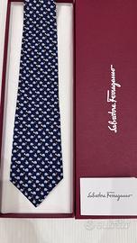Cravatta Salvatore Ferragamo pari al NUOVO