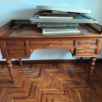 Scrivania antica in noce
