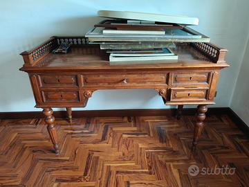 Scrivania antica in noce