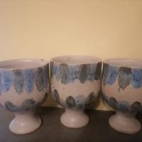 Coppe in ceramica grezza dipinte a mano