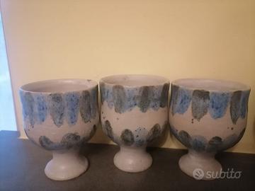 Coppe in ceramica grezza dipinte a mano
