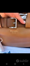 Prada Buckle large in pelle