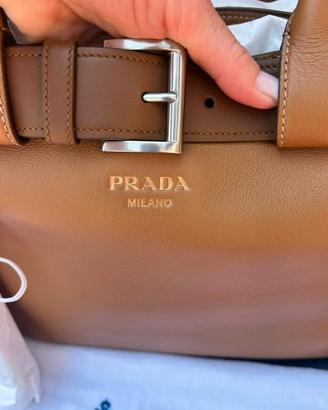 Prada Buckle large in pelle