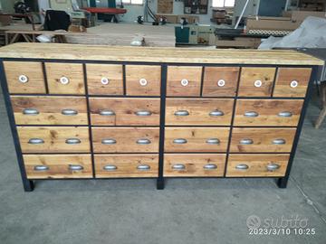 credenza in abete vecchio con ante e cassetti
