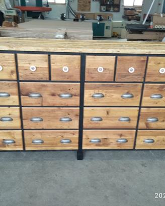 credenza in abete vecchio con ante e cassetti