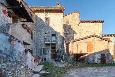 Casa indipendente + fabbricato rurale e terreno