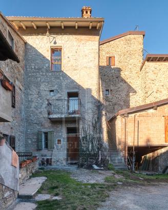 Casa indipendente + fabbricato rurale e terreno