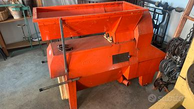 Attrezzo per la vendemmia. Sgranatrice elettrica